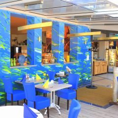 Vineta Strandhotels Raumblick in das Restaurant Blaue Lagune mit Fischtapete