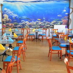 Vineta Strandhotels - Sitzbank und Sitzplaetze im Restaurant Blaue Lagune