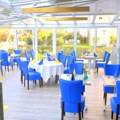 Vineta Strandhotels Wintergarten des Restaurant Blaue Lagune mit Sitzplaetzen und Blick auf die Zinnowitzer Promenade